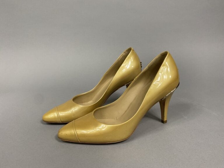 CHANEL - Paire descarpins à talons aiguille en cuir verni dans les tons doré, t…