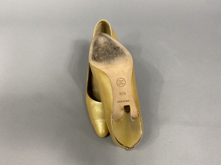 CHANEL - Paire descarpins à talons aiguille en cuir verni dans les tons doré, t…
