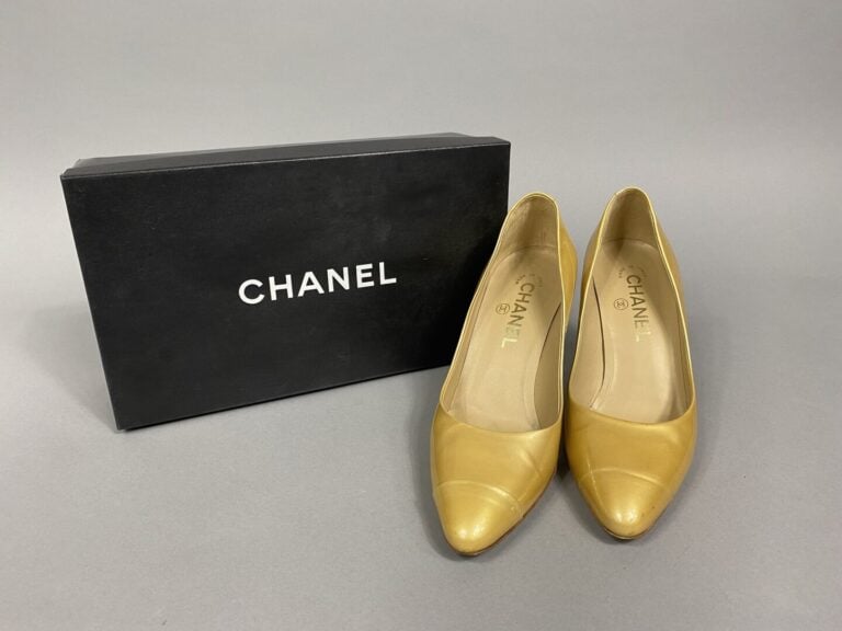 CHANEL - Paire descarpins à talons aiguille en cuir verni dans les tons doré, t…