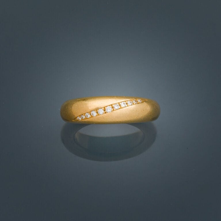 CHAUMET - BAGUE "jonc" en or jaune (750‰) serti d'une ligne oblique de diamants…