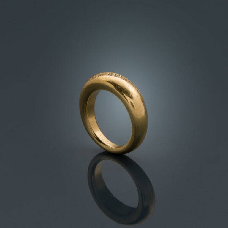 CHAUMET - BAGUE "jonc" en or jaune (750‰) serti d'une ligne oblique de diamants…