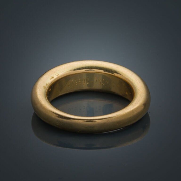 CHAUMET - BAGUE "jonc" en or jaune (750‰) serti d'une ligne oblique de diamants…