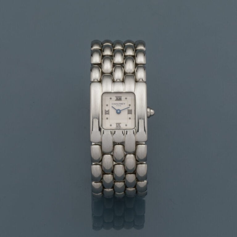 CHAUMET - BRACELET MONTRE rectangulaire de dame, modèle "Khesis" en acier. Cadr…