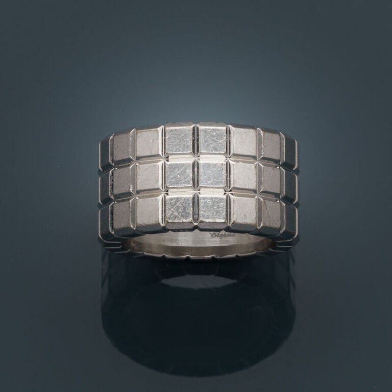 CHOPARD - Large BAGUE, modèle "Ice Cube", en or gris (750‰) ciselé à motifs car…