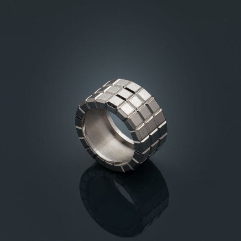 CHOPARD - Large BAGUE, modèle "Ice Cube", en or gris (750‰) ciselé à motifs car…