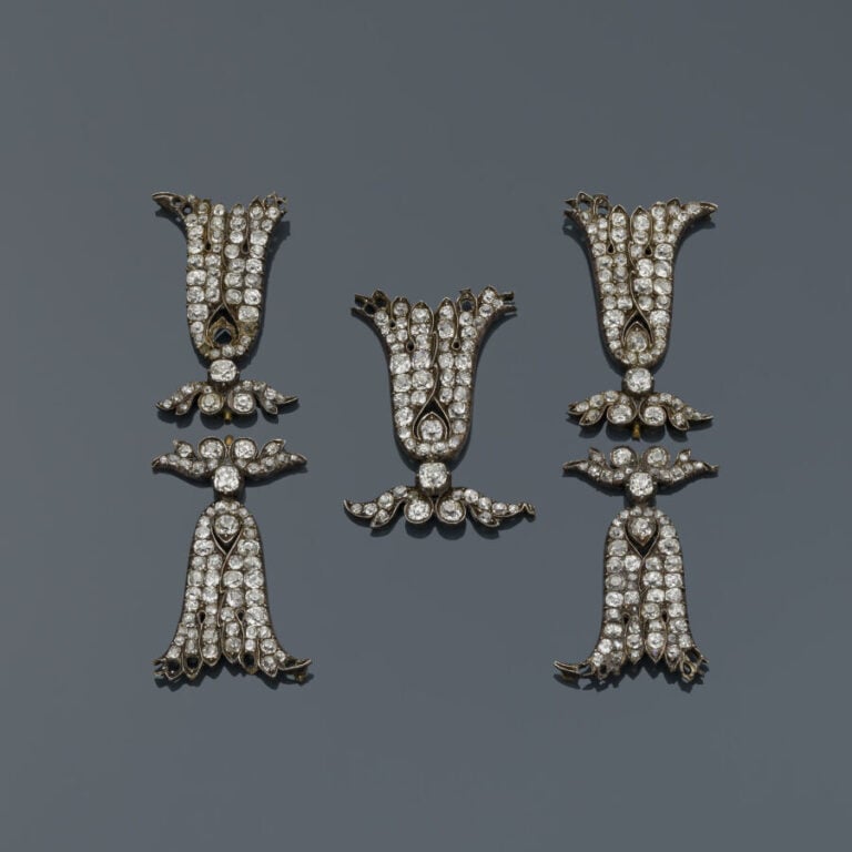 Cinq ELEMENTS (DEBRIS) DE PARURE "pompon de passementerie" en or jaune (750‰) e…