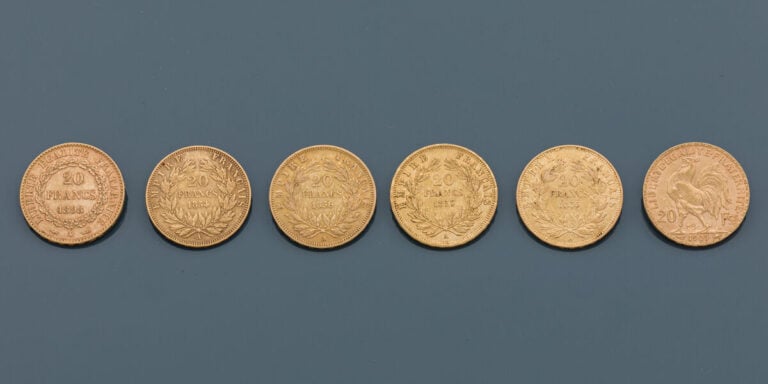 Cinq PIECES de 20FF en or jaune (900‰) dont une Marianne (datée 1909), et quatr…