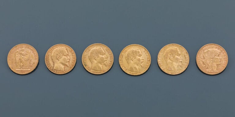 Cinq PIECES de 20FF en or jaune (900‰) dont une Marianne (datée 1909), et quatr…