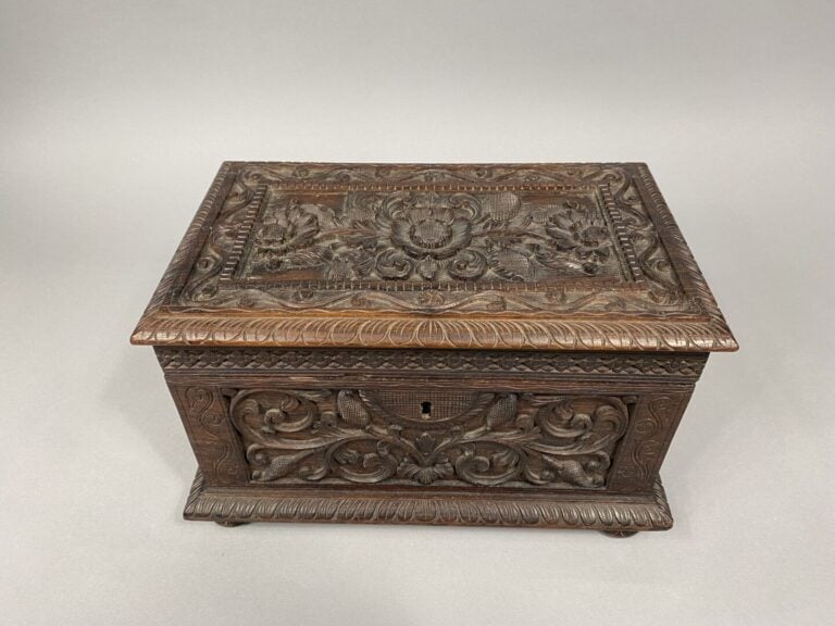 Coffret en bois richement sculpté en relief de fleurs de tournesol, rinceaux fe…