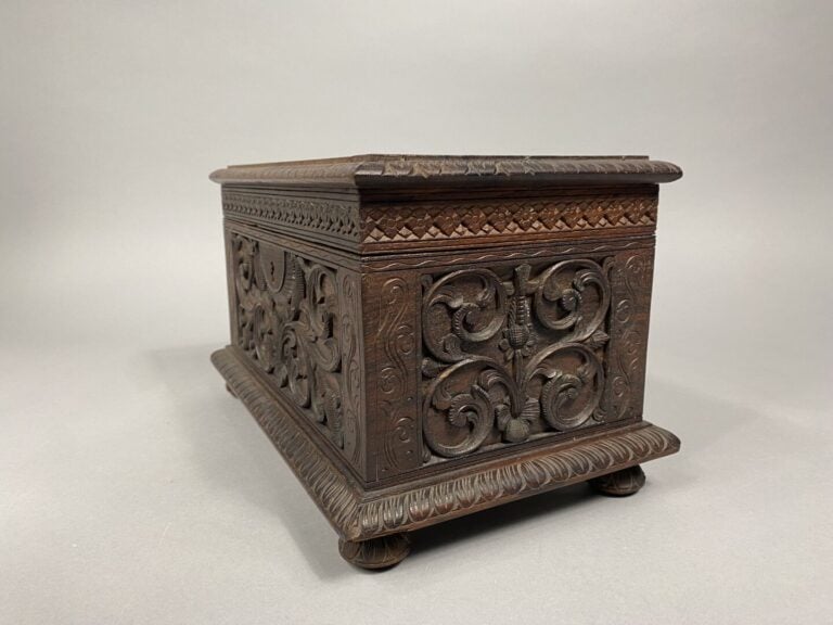 Coffret en bois richement sculpté en relief de fleurs de tournesol, rinceaux fe…