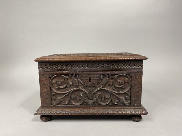 Coffret en bois richement sculpté en relief de fleurs de tournesol, rinceaux fe…