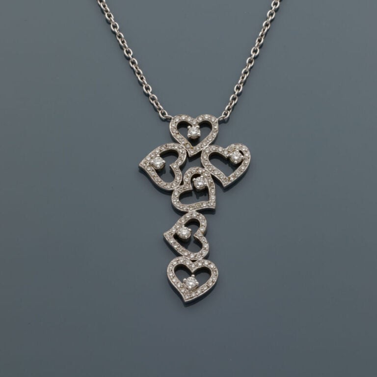 COLLIER "cinq coeurs" en or gris (750‰) composé d'une chaînette retenant un mot…
