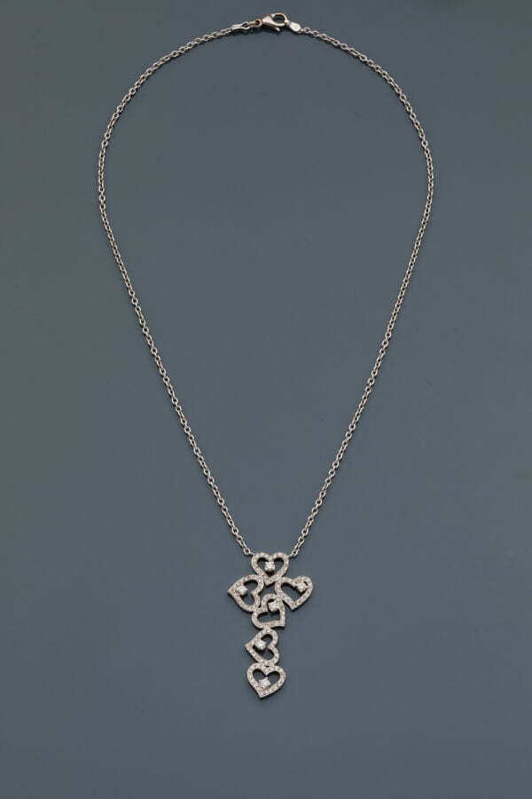 COLLIER "cinq coeurs" en or gris (750‰) composé d'une chaînette retenant un mot…