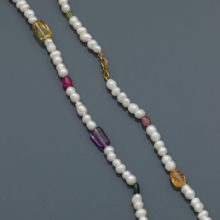 COLLIER composé d'un rang de perles de culture d'eau douce baroques, de couleur…