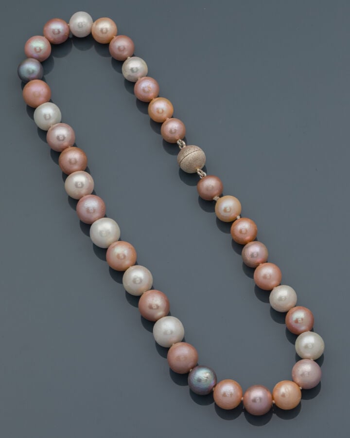 COLLIER composé d'un rang de perles de culture d'eau douce en légère chute, de…