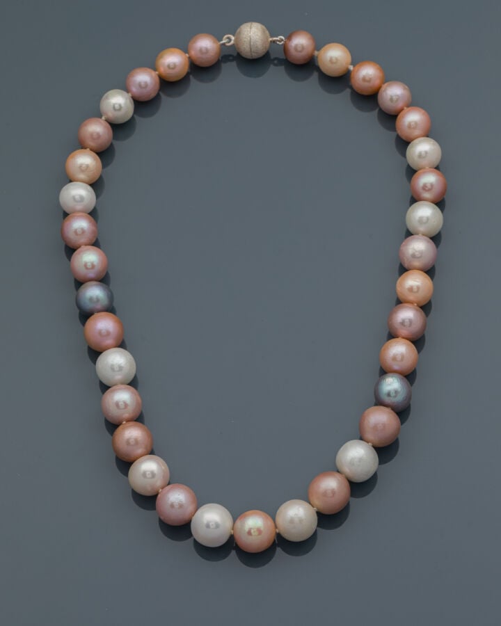 COLLIER composé d'un rang de perles de culture d'eau douce en légère chute, de…
