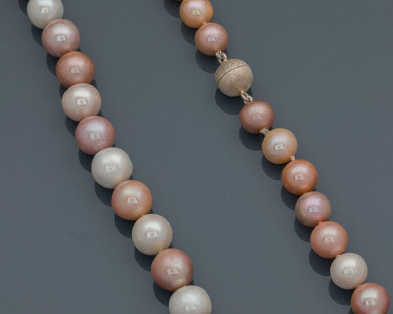 COLLIER composé d'un rang de perles de culture d'eau douce en légère chute, de…