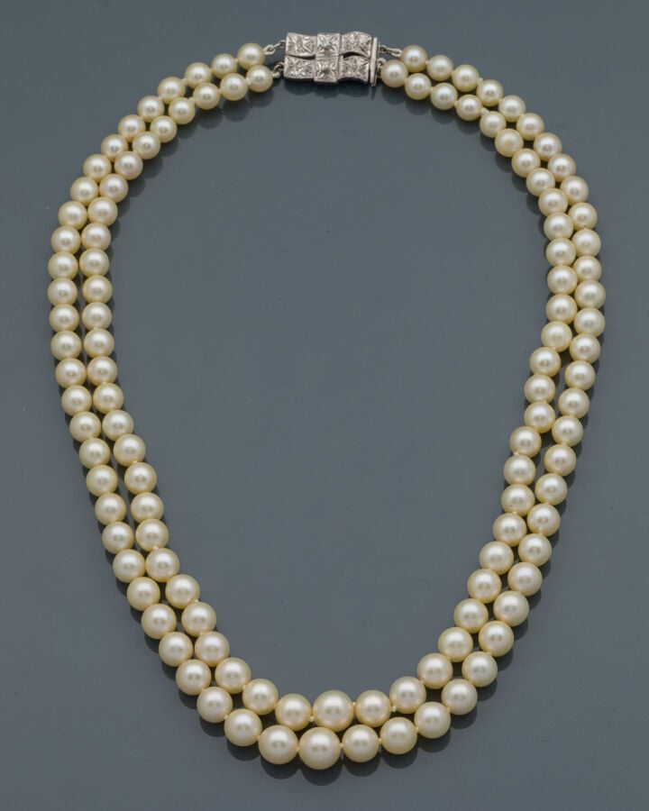 COLLIER composé de deux rangs de perles de culture de couleur crème, en chute.…
