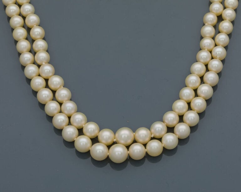 COLLIER composé de deux rangs de perles de culture de couleur crème, en chute.…