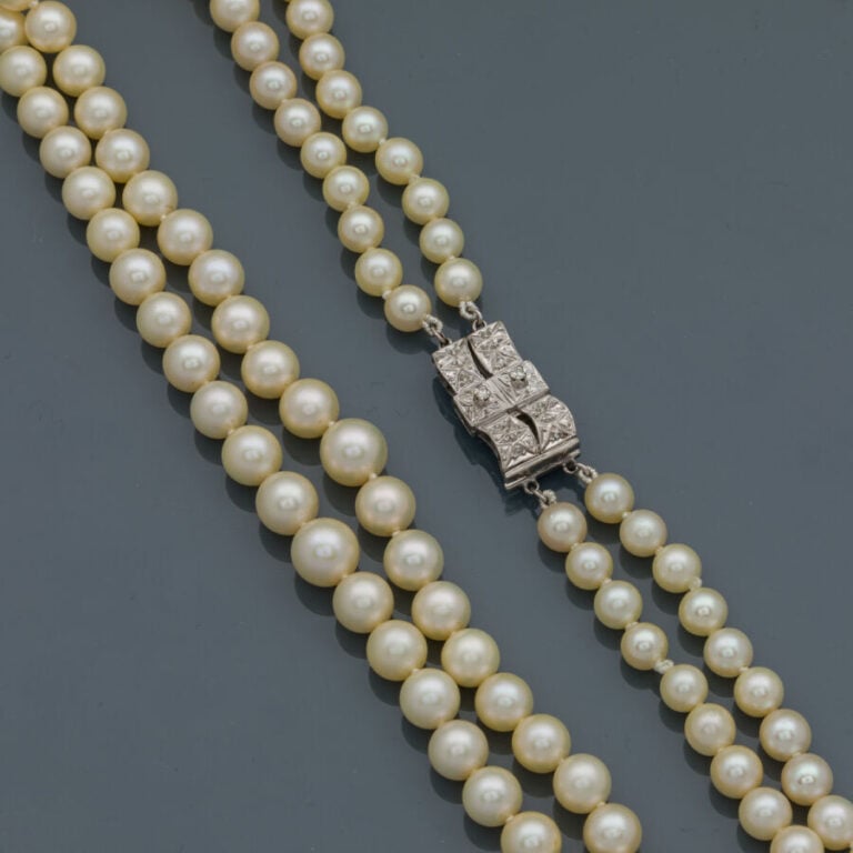 COLLIER composé de deux rangs de perles de culture de couleur crème, en chute.…