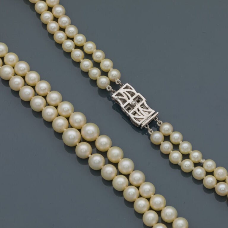 COLLIER composé de deux rangs de perles de culture de couleur crème, en chute.…