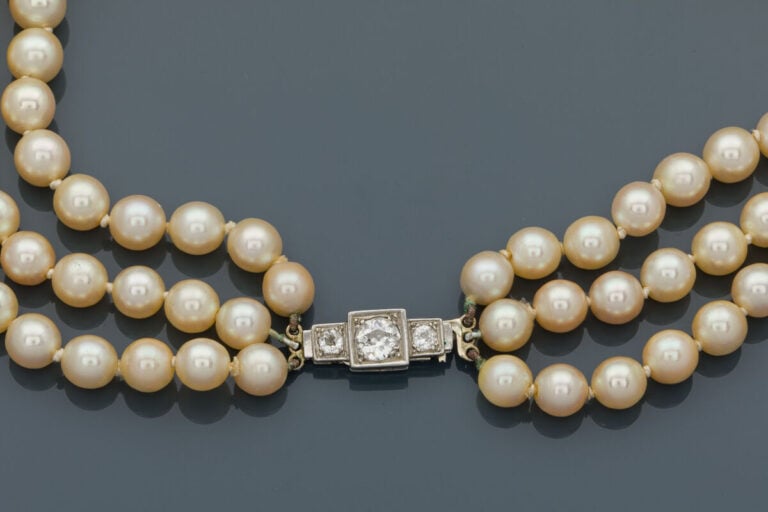 COLLIER composé de trois rangs de perles de culture de couleur crème, en chute.…