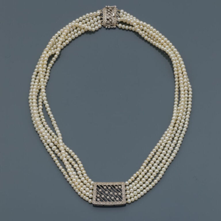 COLLIER de CHIEN composé de cinq rangs de petites perles de culture blanches. M…