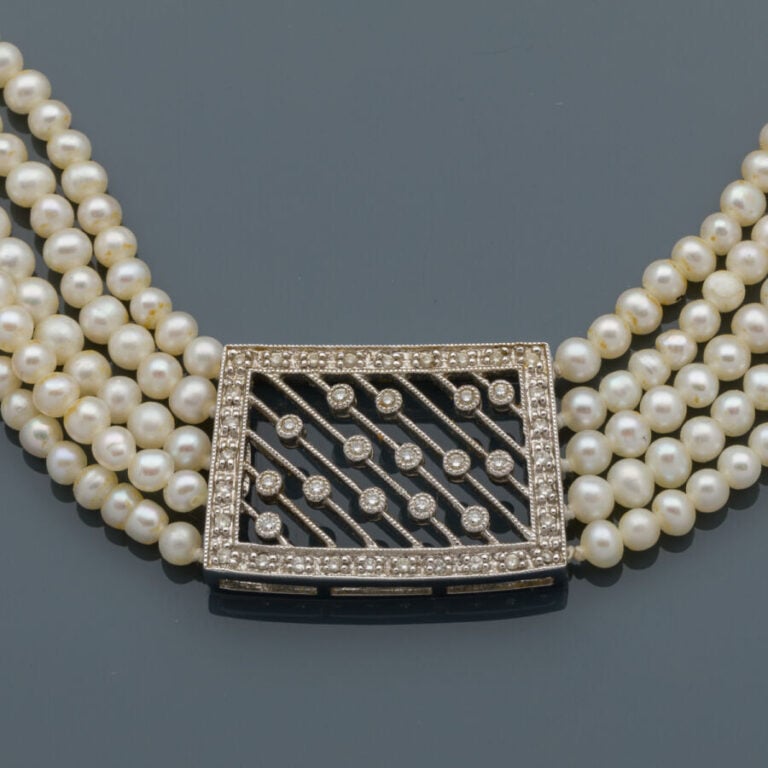 COLLIER de CHIEN composé de cinq rangs de petites perles de culture blanches. M…