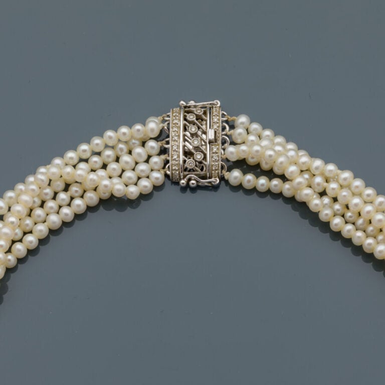 COLLIER de CHIEN composé de cinq rangs de petites perles de culture blanches. M…