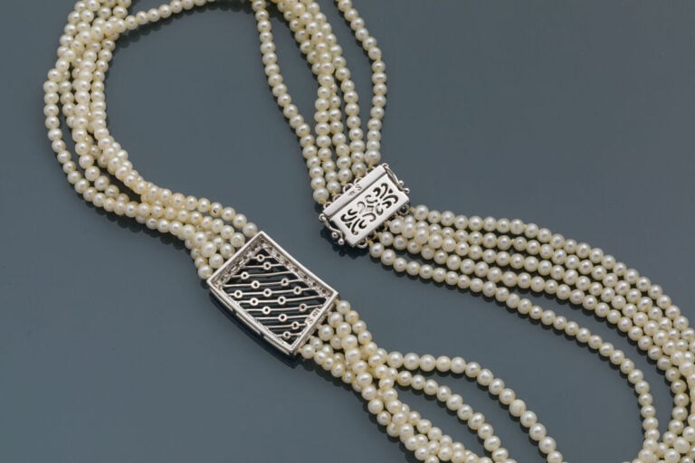 COLLIER de CHIEN composé de cinq rangs de petites perles de culture blanches. M…