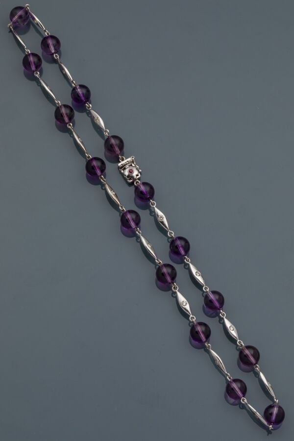 COLLIER en or gris (750‰) à motifs navettes sertis de diamants taille brillant,…