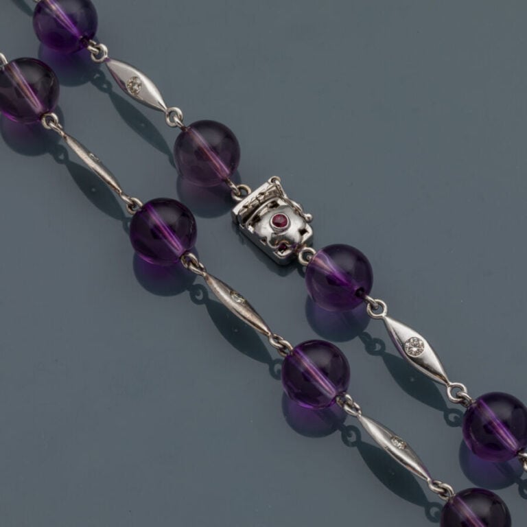 COLLIER en or gris (750‰) à motifs navettes sertis de diamants taille brillant,…