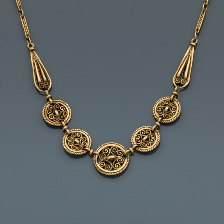 COLLIER en or jaune (750‰) à maillons filigranés de forme circulaire et goutte…