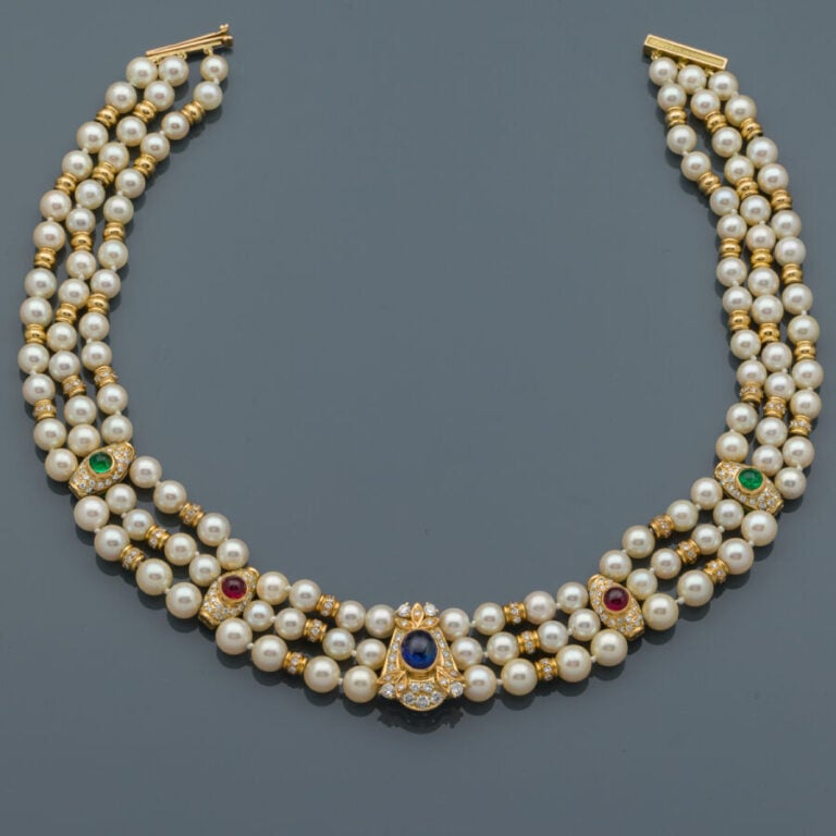 COLLIER en or jaune (750‰) godronné, composé de trois rangs de perles de cultur…