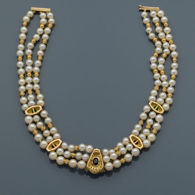 COLLIER en or jaune (750‰) godronné, composé de trois rangs de perles de cultur…