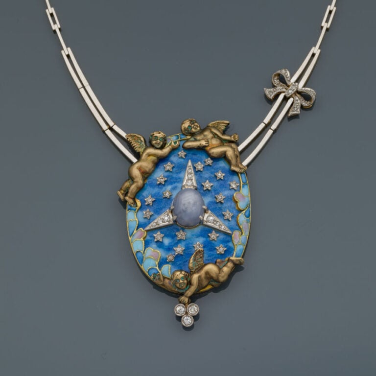 COLLIER en or jaune et or gris (750‰) à maille géométrique surmontée d'un noeud…