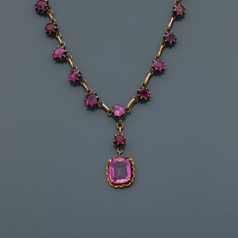COLLIER en or noirci et or jaune (750‰) ajouré à maillons ovales, orné de rubis…