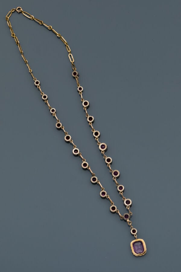 COLLIER en or noirci et or jaune (750‰) ajouré à maillons ovales, orné de rubis…