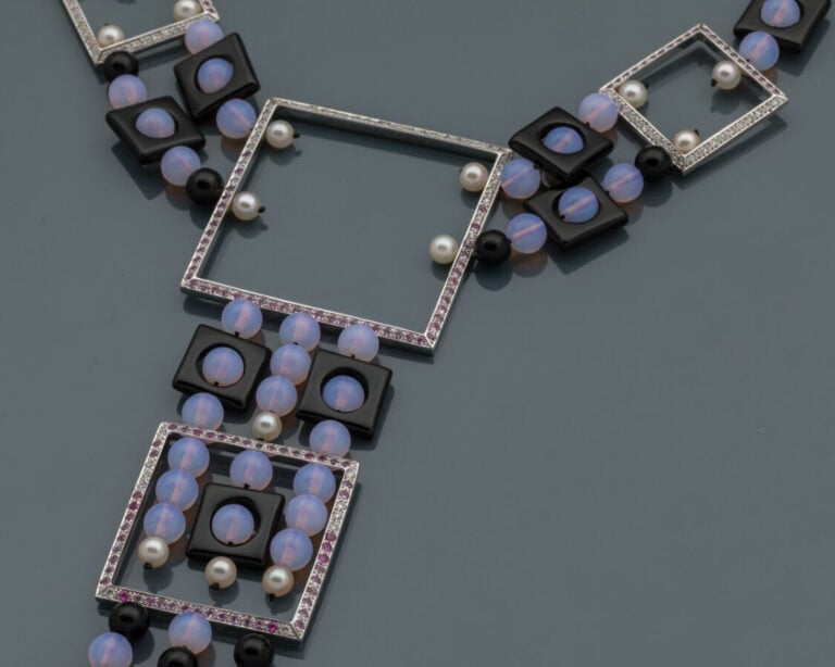 COLLIER géométrique composé d'onyx et perles de verre opalescent, perles de cul…