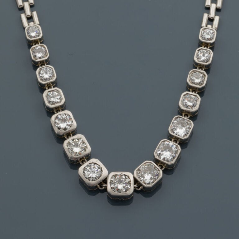 COLLIER ou deux BRACELETS en platine (950‰) et or gris (750‰) articulé, partiel…