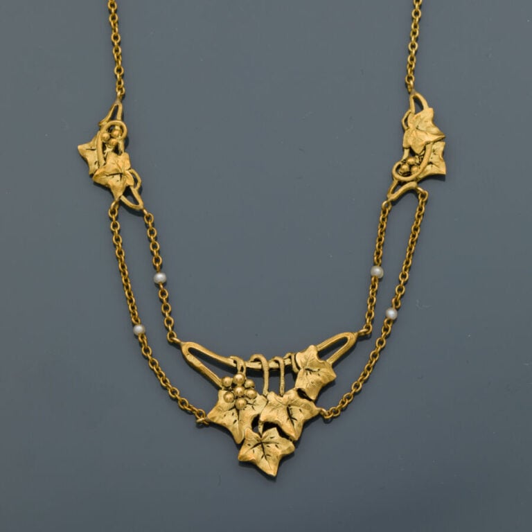 COLLIER "pampres" composé de chaînettes ornées de petites perles, en or jaune (…