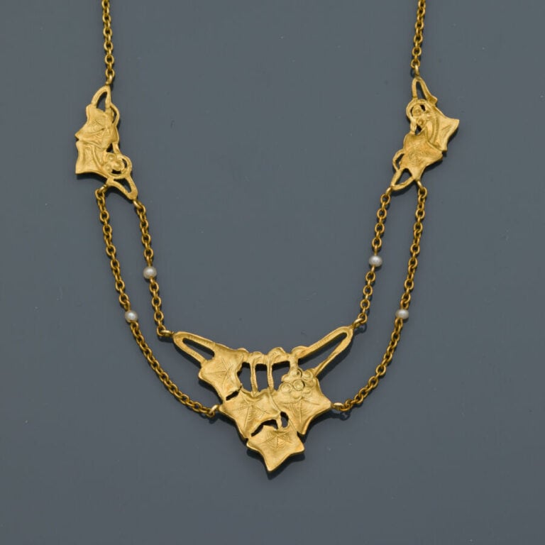 COLLIER "pampres" composé de chaînettes ornées de petites perles, en or jaune (…