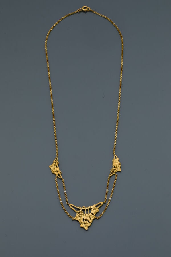 COLLIER "pampres" composé de chaînettes ornées de petites perles, en or jaune (…
