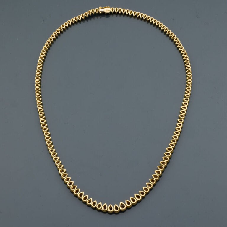 COLLIER "rivière de gouttes" en or jaune (750‰) entièrement serti d'un aligneme…