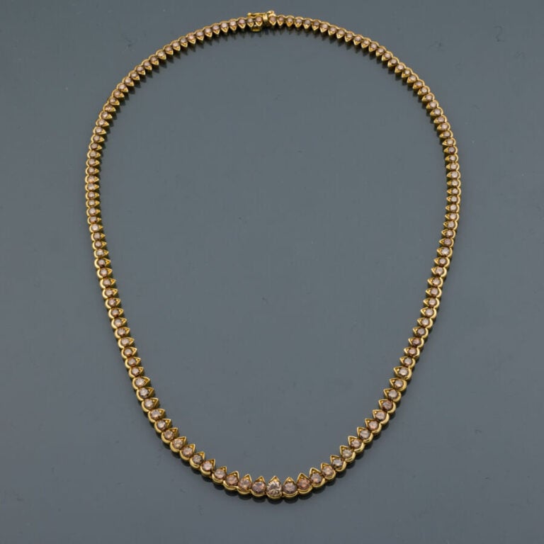 COLLIER "rivière de gouttes" en or jaune (750‰) entièrement serti d'un aligneme…
