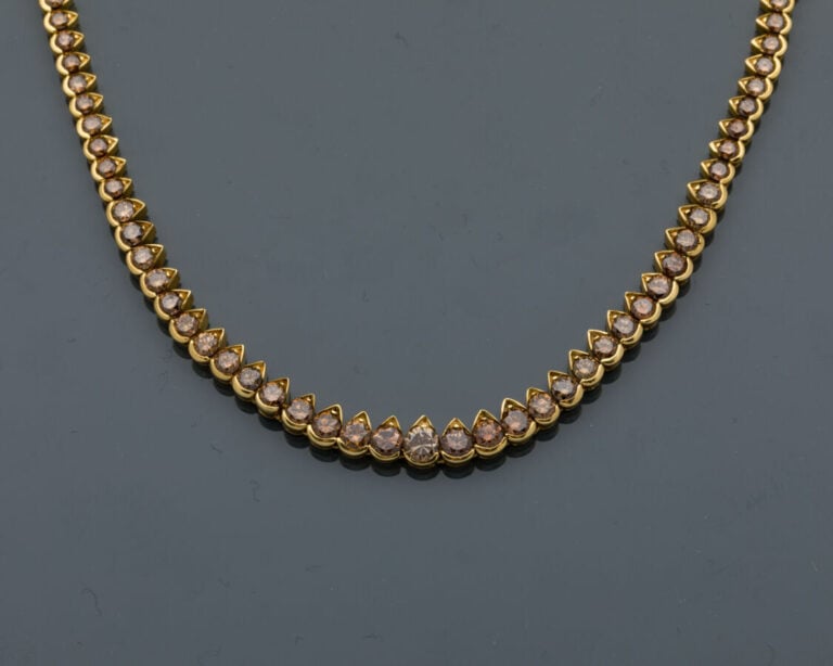 COLLIER "rivière de gouttes" en or jaune (750‰) entièrement serti d'un aligneme…