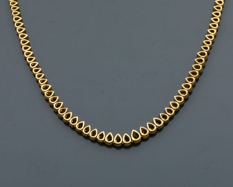 COLLIER "rivière de gouttes" en or jaune (750‰) entièrement serti d'un aligneme…