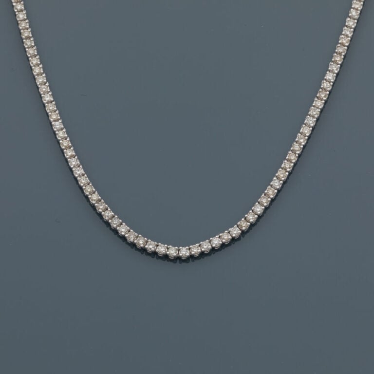 COLLIER "rivière" en or gris (750‰) serti d'un alignement de diamants taille br…