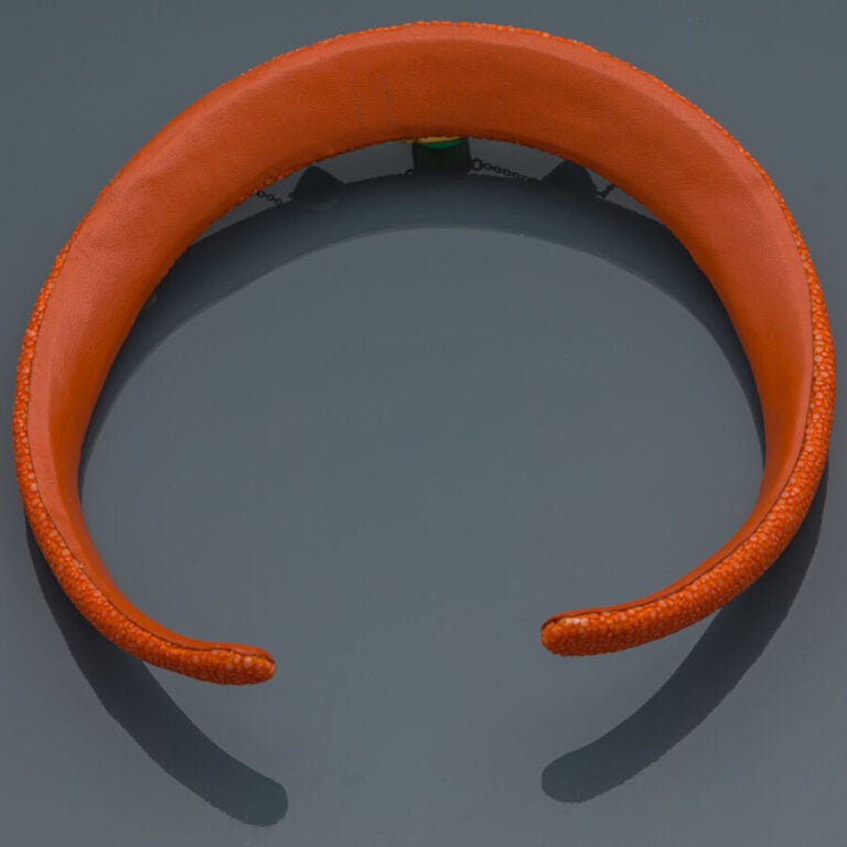 COLLIER "Torque" rigide ouvert en galuchat orange gainé de cuir, rehaussé d'amé…
