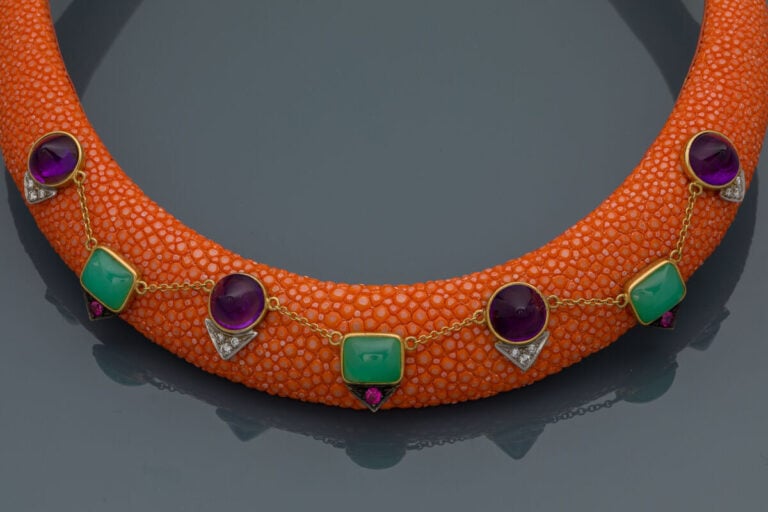 COLLIER "Torque" rigide ouvert en galuchat orange gainé de cuir, rehaussé d'amé…